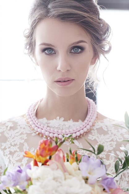 Hermosa novia con vestido blanco