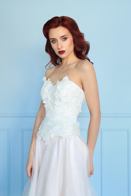 Hermosa novia en vestido de novia blanco