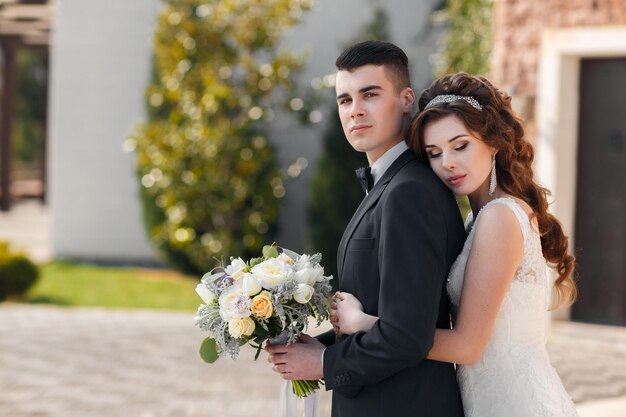 hermosa novia en vestido de novia y novio