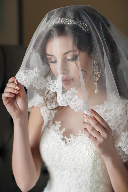 hermosa novia en vestido de novia y novio