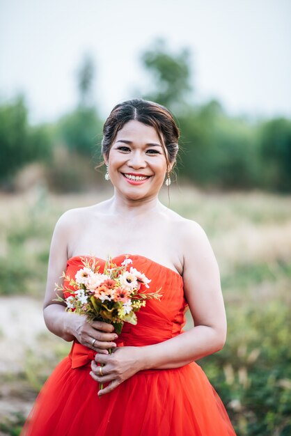 Hermosa novia en vestido de novia de publicación en la naturaleza