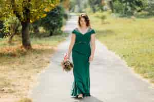 Foto gratuita una hermosa novia con vestido de novia verde