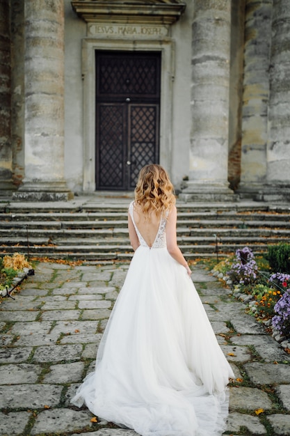 una hermosa novia con vestido de novia