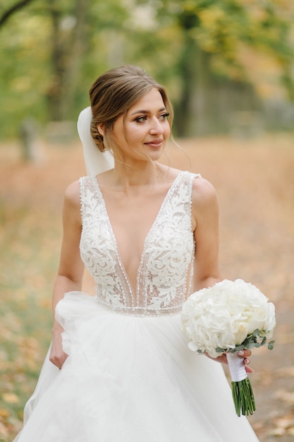 Foto gratuita una hermosa novia con vestido de novia