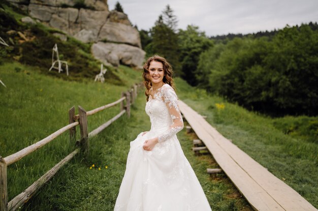 una hermosa novia con vestido de novia