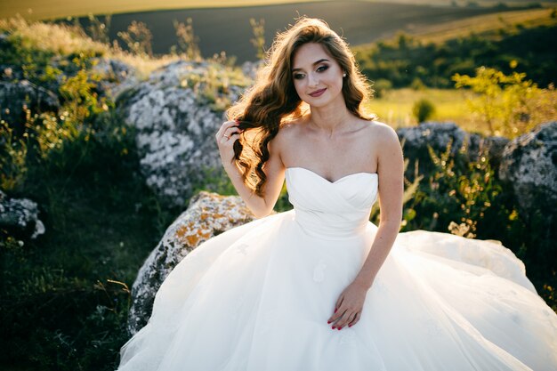 una hermosa novia con vestido de novia