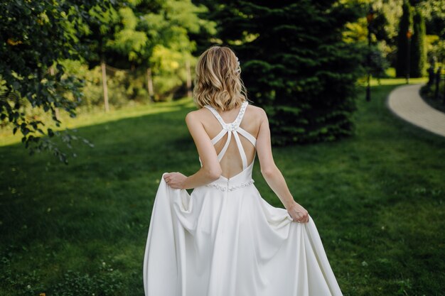 una hermosa novia con vestido de novia