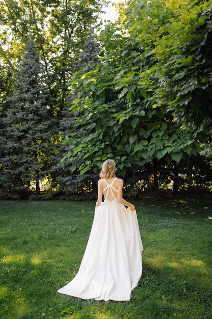 una hermosa novia con vestido de novia