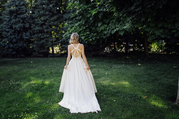 una hermosa novia con vestido de novia