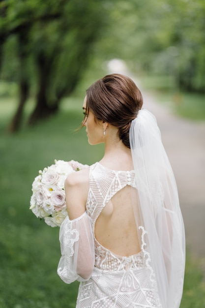 una hermosa novia con vestido de novia