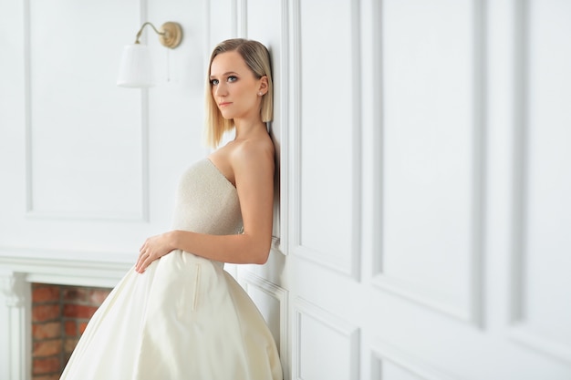 Hermosa novia en un vestido de novia