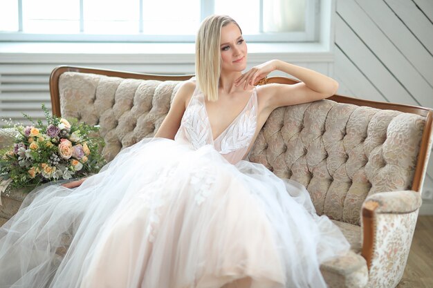 Hermosa novia en un vestido de novia