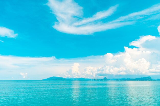 Hermosa nube blanca en el cielo azul y el mar o el océano