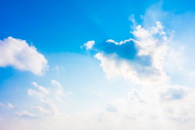 Hermosa nube blanca en el cielo azul