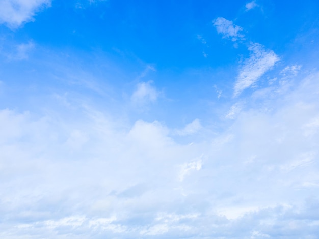 Foto gratuita hermosa nube blanca en el cielo azul