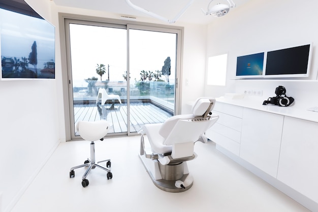 Hermosa oficina espaciosa de un dentista