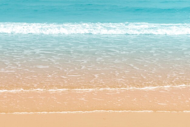 Hermosa ola en el fondo de la playa