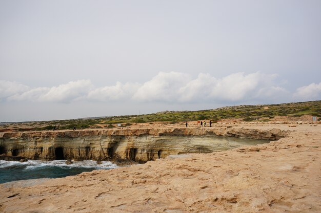 Hermosa orilla del mar y un acantilado en Chipre