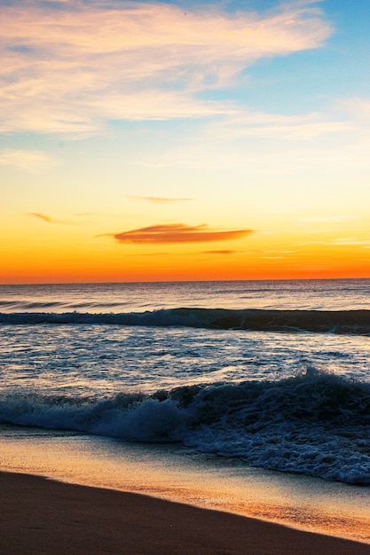 Foto gratuita hermosa orilla del mar al amanecer