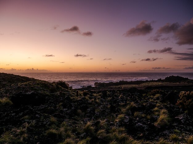 Hermosa orilla del mar con una colorida puesta de sol en el horizonte