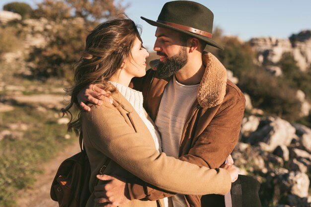 Hermosa pareja abrazándose y mirándose