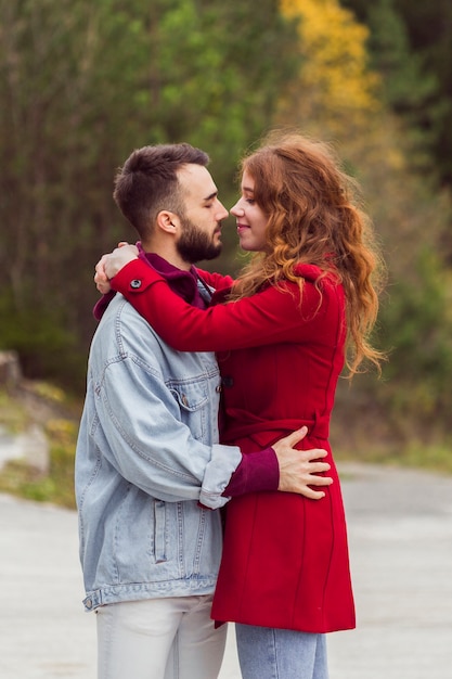 Hermosa pareja abrazándose en la naturaleza