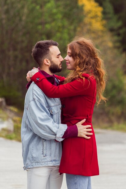 Hermosa pareja abrazándose en la naturaleza