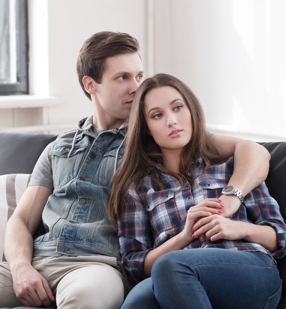 Hermosa pareja abrazándose en el sofá