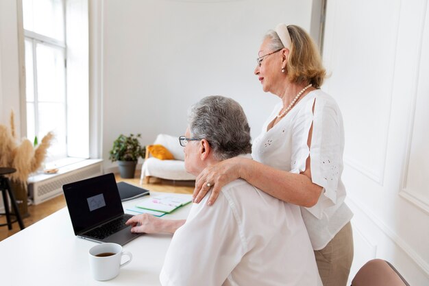 Hermosa pareja de abuelos aprendiendo a usar dispositivos digitales