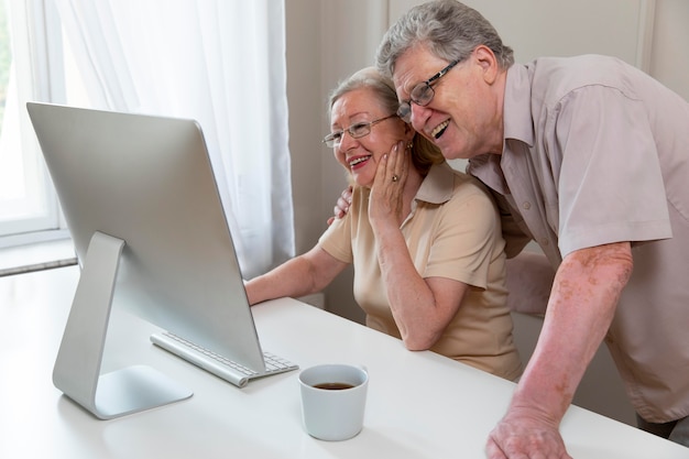 Foto gratuita hermosa pareja de abuelos aprendiendo a usar dispositivos digitales