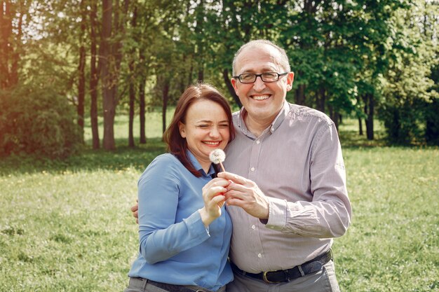 Foto gratuita hermosa pareja adulta en un bosque de verano