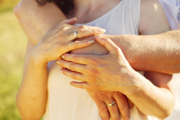 Foto gratuita hermosa pareja adulta pasa tiempo en un campo de verano