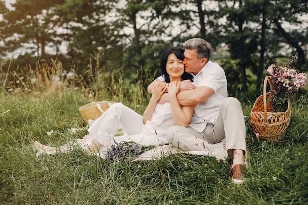 Hermosa pareja adulta pasa tiempo en un campo de verano