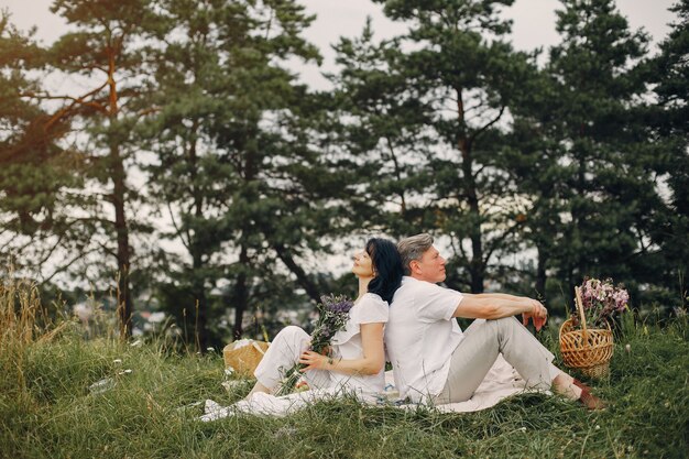 Hermosa pareja adulta pasa tiempo en un campo de verano