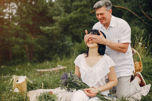 Hermosa pareja adulta pasa tiempo en un campo de verano