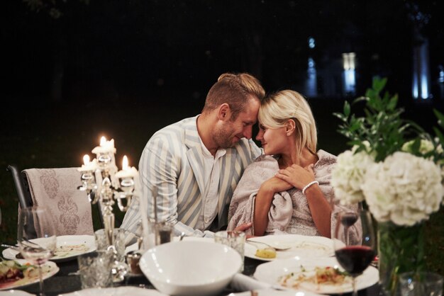 Hermosa pareja adulta tiene una cena de lujo al atardecer