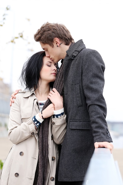 Hermosa pareja al aire libre