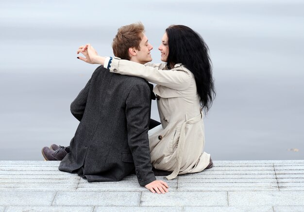 Hermosa pareja al aire libre