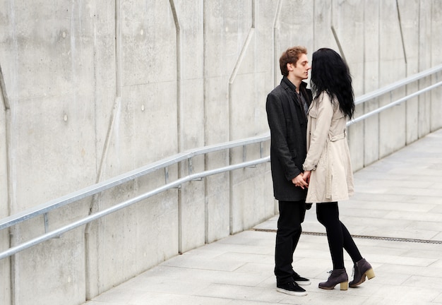 Hermosa pareja al aire libre