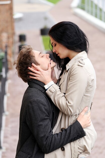 Hermosa pareja al aire libre