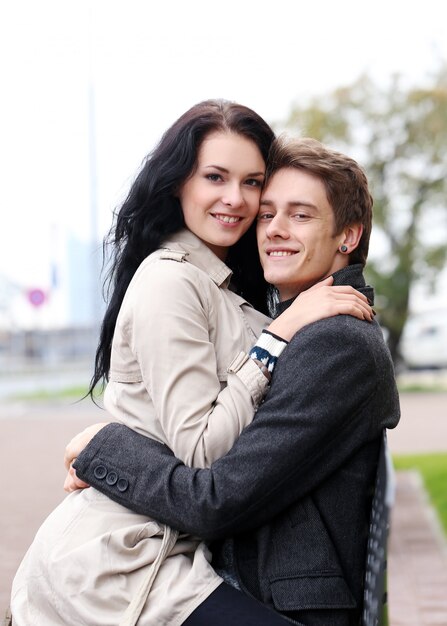 Hermosa pareja al aire libre