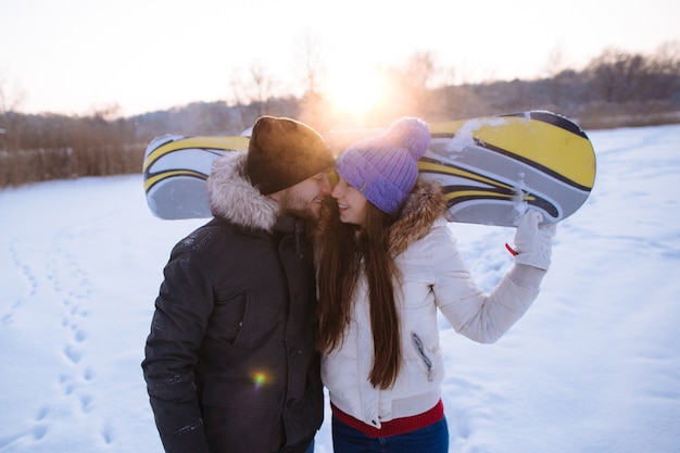 Foto gratuita hermosa pareja en amor de snowboarders en un día de invierno helada. cerrar retrato.