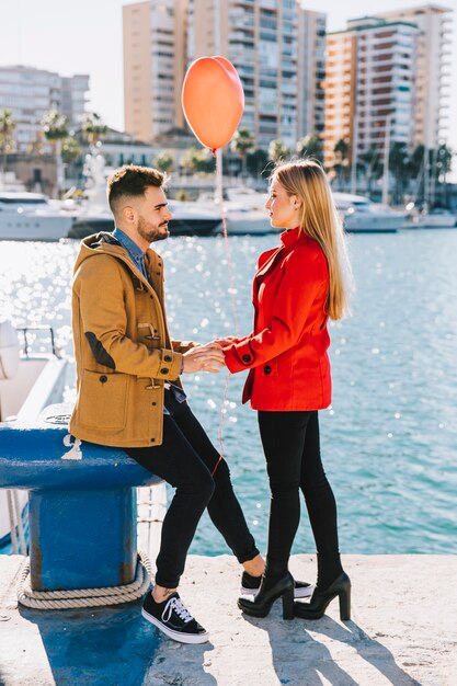 Hermosa pareja amorosa en el paseo marítimo