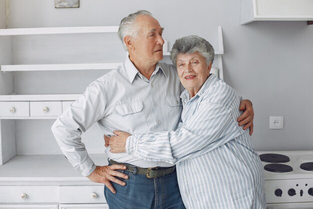 Hermosa pareja de ancianos pasó tiempo juntos en casa