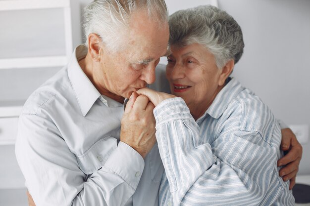 Hermosa pareja de ancianos pasó tiempo juntos en casa