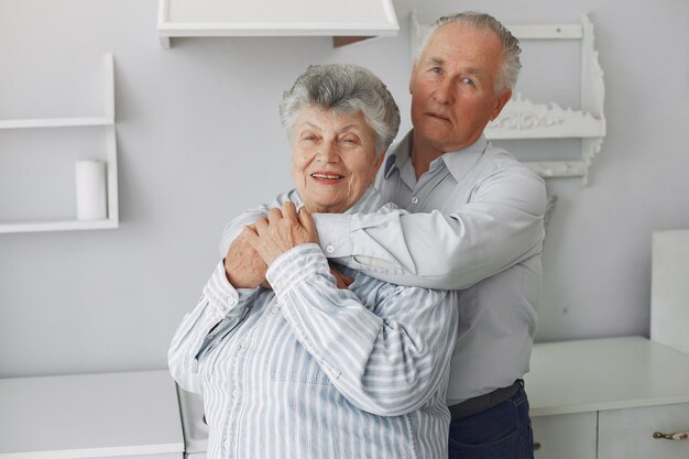 Hermosa pareja de ancianos pasó tiempo juntos en casa