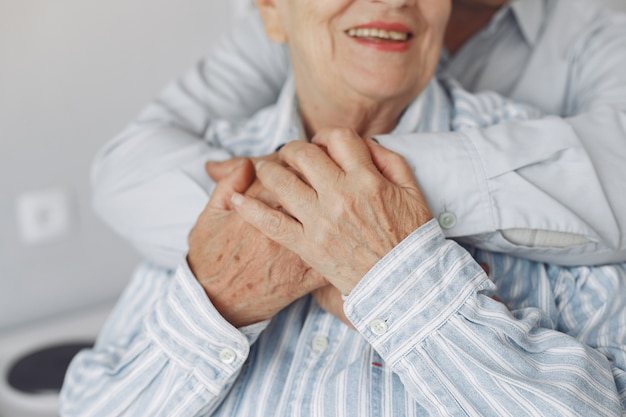 Hermosa pareja de ancianos pasó tiempo juntos en casa