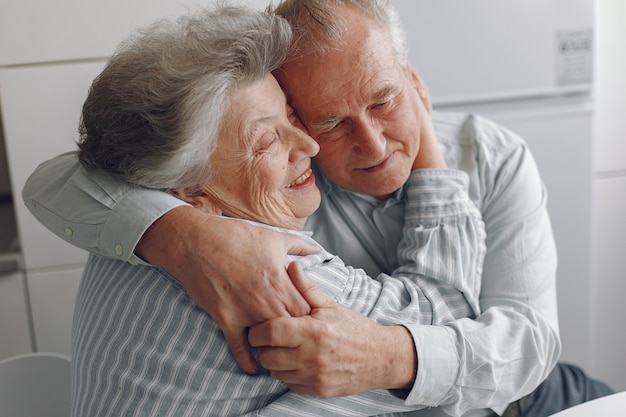 Hermosa pareja de ancianos pasó tiempo juntos en casa