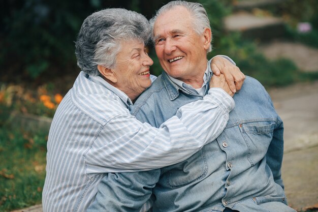 Hermosa pareja de ancianos pasó tiempo juntos en un parque