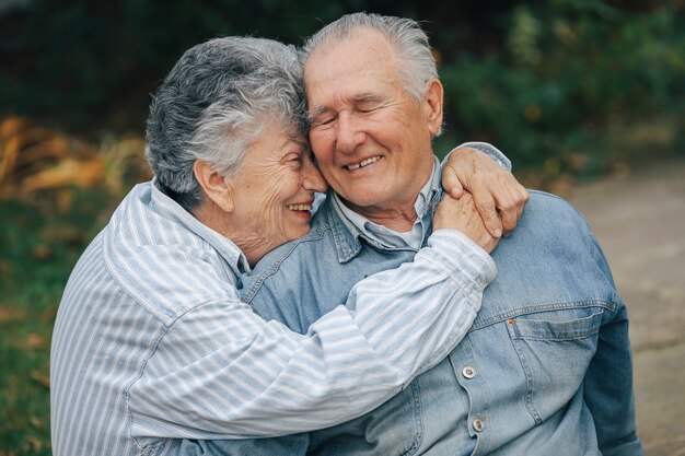 Hermosa pareja de ancianos pasó tiempo juntos en un parque